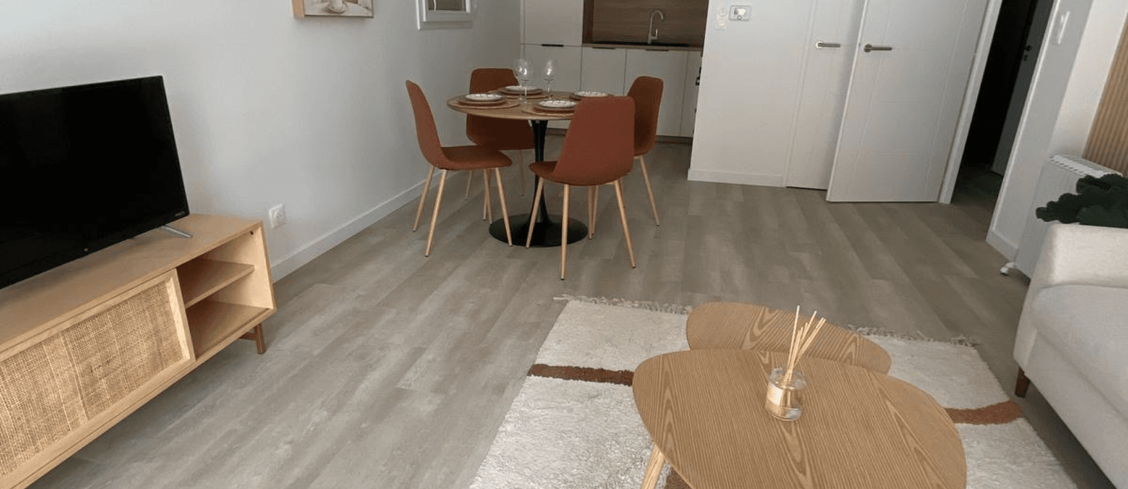 Photo d'une salle a manger avec un parquet gris neuf