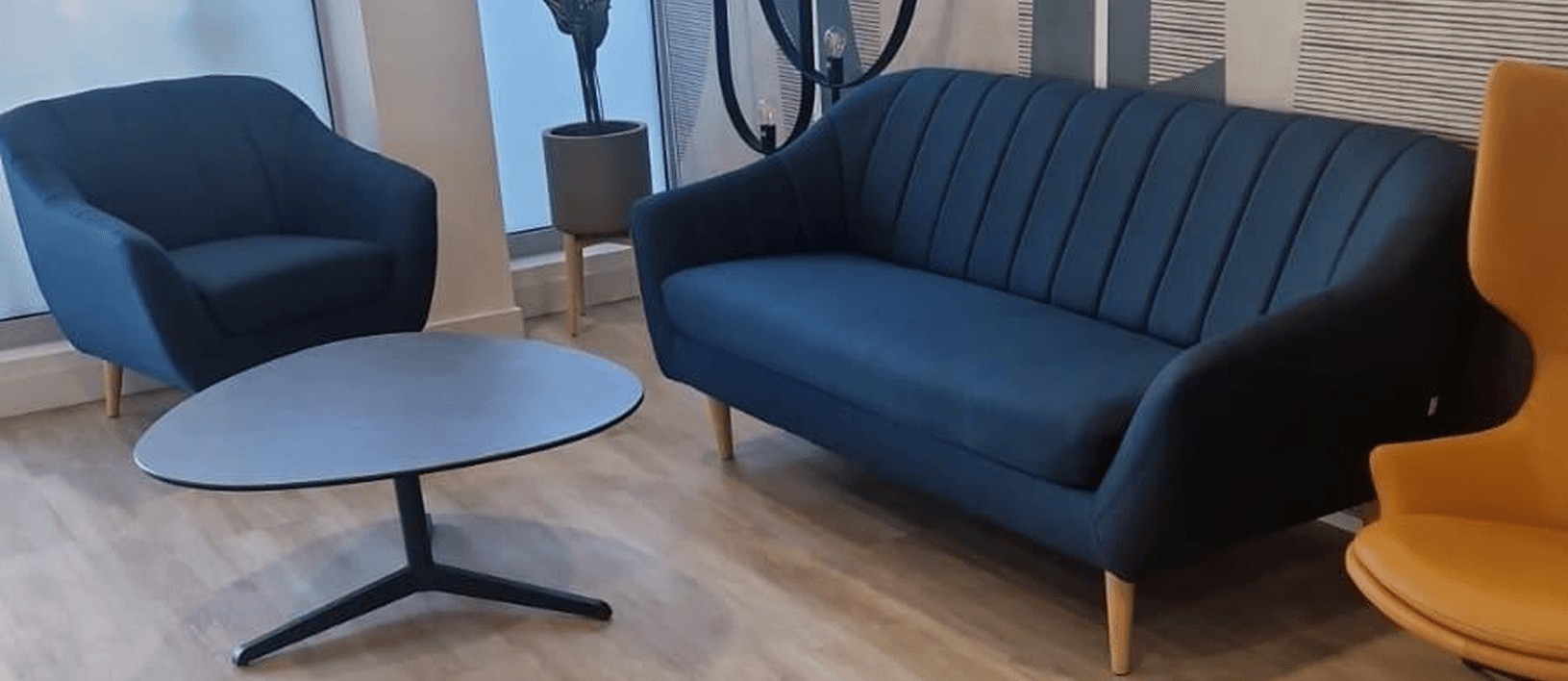 Image d'un salon avec un canapé bleuc et un nouveau parquet